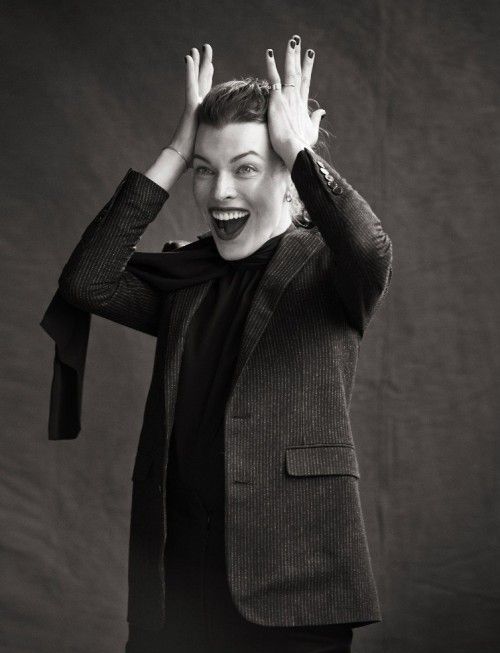 Milla Jovovich Photo (  )   /  - 45
