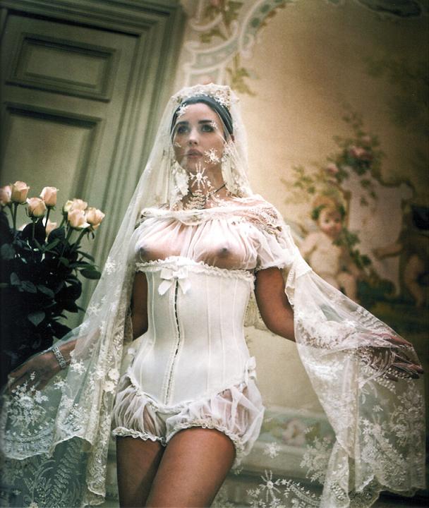 Monica Bellucci Photo (  )   /  - 68