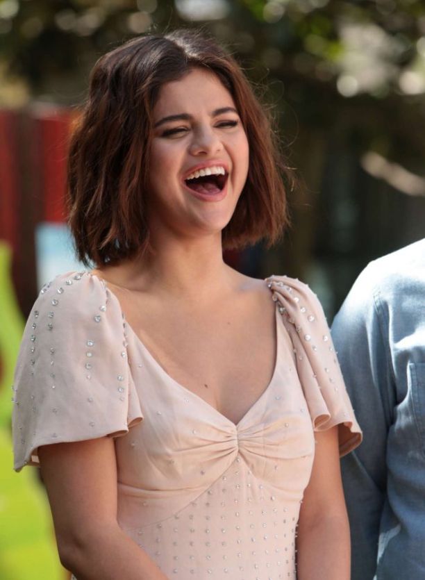 Selena Gomez Photo (   )   /  - 32