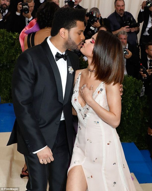 Selena Gomez Photo (   )   /  - 91
