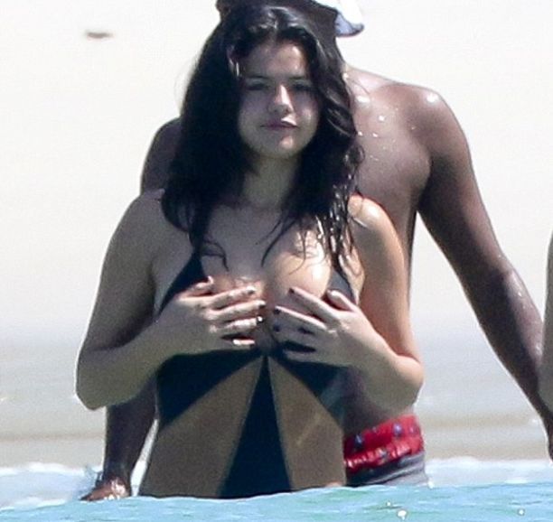 Selena Gomez Photo (   )   /  - 102