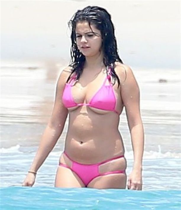 Selena Gomez Photo (   )   /  - 103