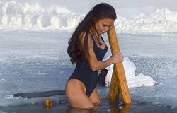 Елена Галицына в Крещение нырнула в ледяную прорубь 