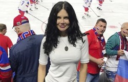 Елена Галицына поддержала сборную по хоккею на Чемпионате мира 2017