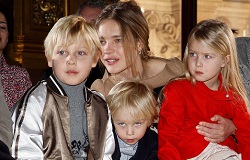Модель Наталья Водянова со своими детишками - Лукас, Нева и Виктор