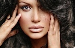 Виктория Лопырева превратилась в брюнетку и посопериничала с Анджелиной Джоли