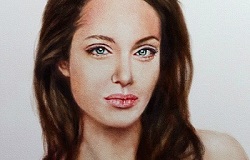 Юный художник изобразил Анджелину Джоли без груди
