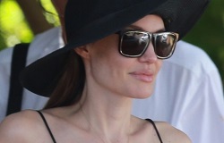 Анджелина Джоли первый раз после операции на грудь вышла на улицу в топе с глубоким декольте