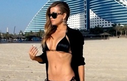 Кармен Электра сверкнула бикини на пляже Дубаи