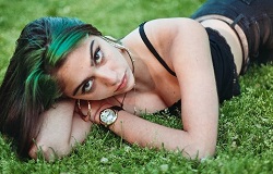 Дочка Мадонны Лурдес Леон выкрасила волосы в зеленый цвет