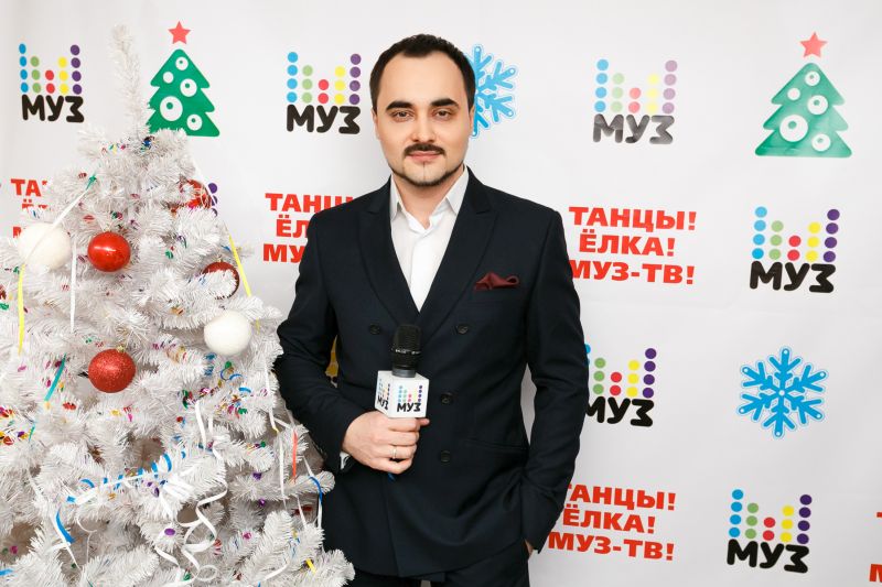 Ведущая тв муз канал. Новым годом муз тв. Танцы елка концерт муз тв. Тигр на елка муз тв. Новым годом муз тв.