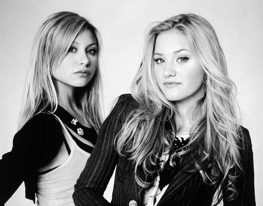 Зарубежная группы девушки. Группа Aly & AJ. Aly and AJ 2023. Две сестры группа. Похожие 4 сестры блондинки.