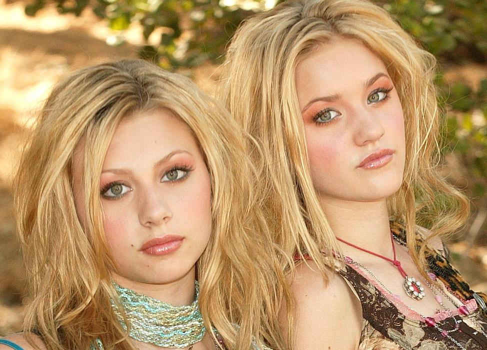 Aly and AJ Photo (   )   /  - 7