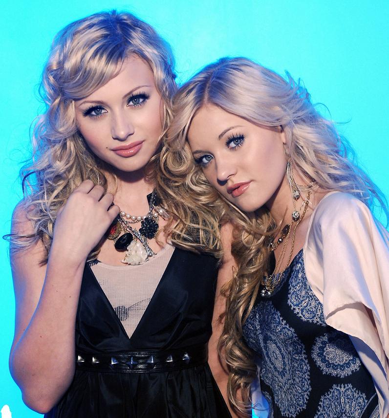 Aly and AJ Photo (   )   /  - 10