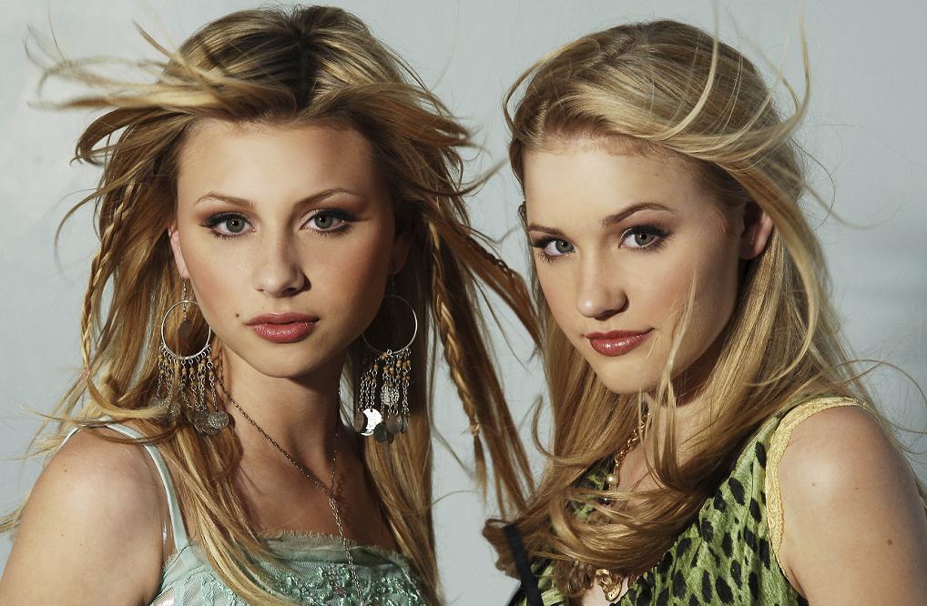 Aly and AJ Photo (   )   /  - 13