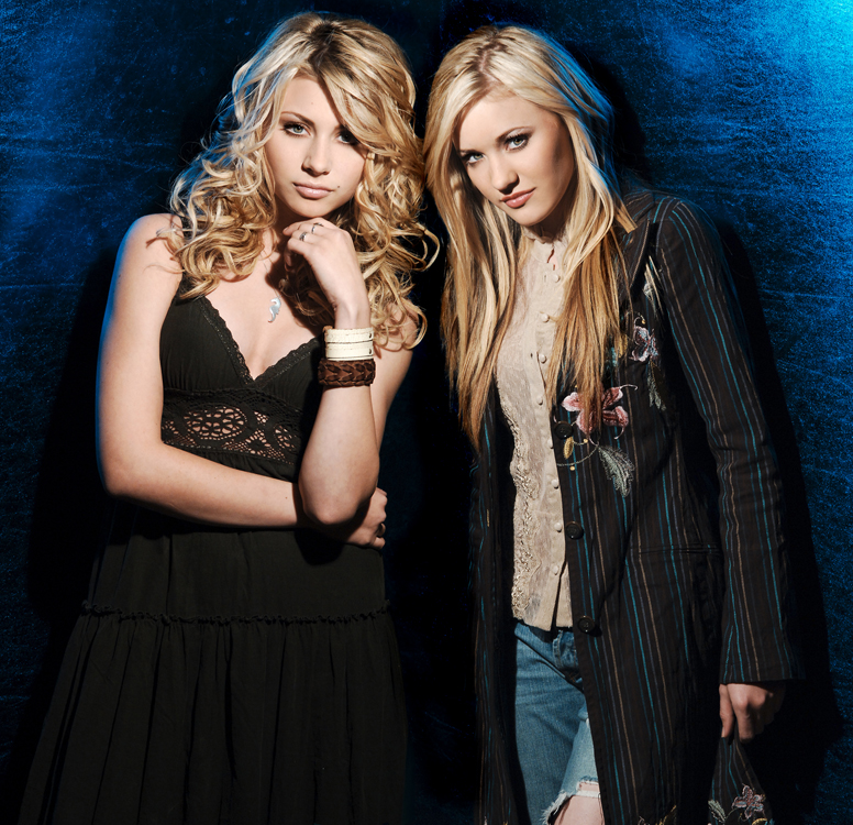 Aly and AJ Photo (   )   /  - 17