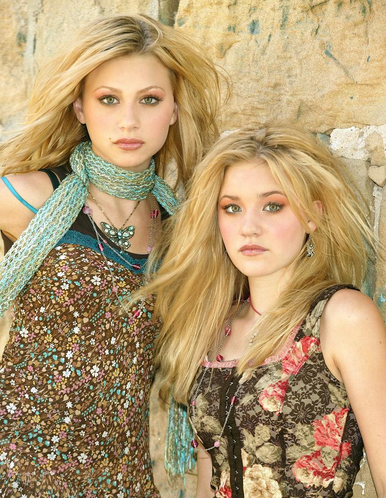 Aly and AJ Photo (   )   /  - 21