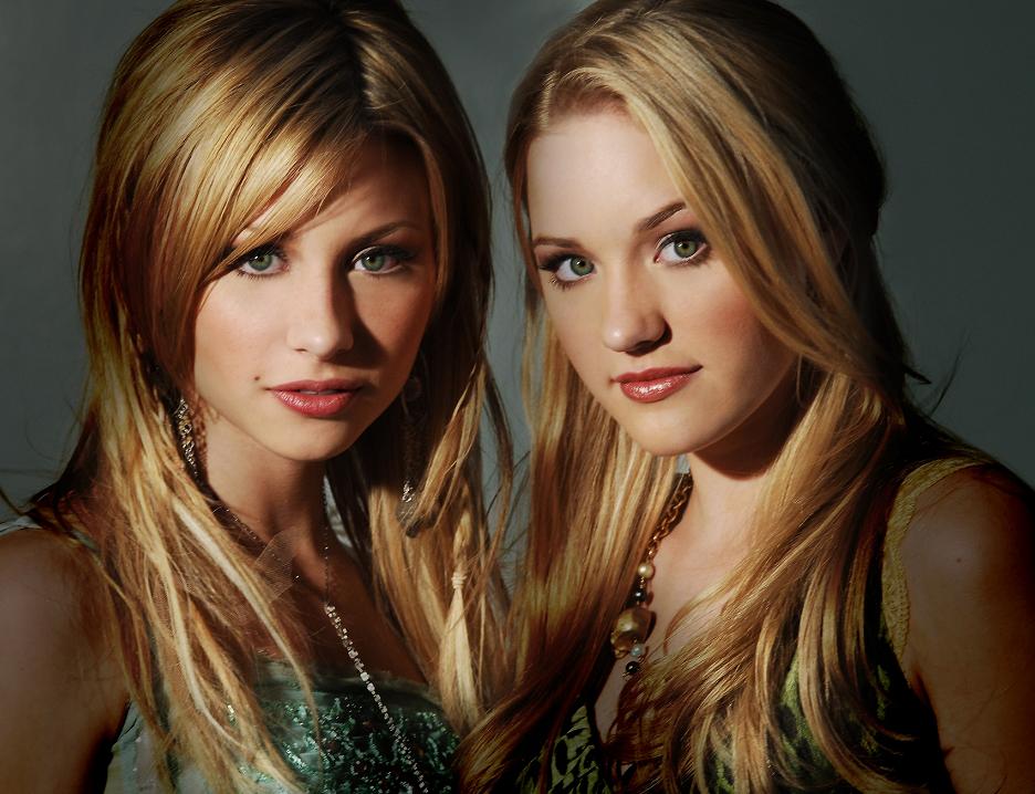 Aly and AJ Photo (   )   /  - 33