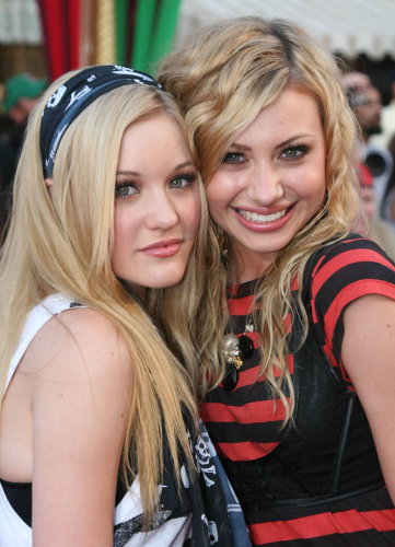 Aly and AJ Photo (   )   /  - 35