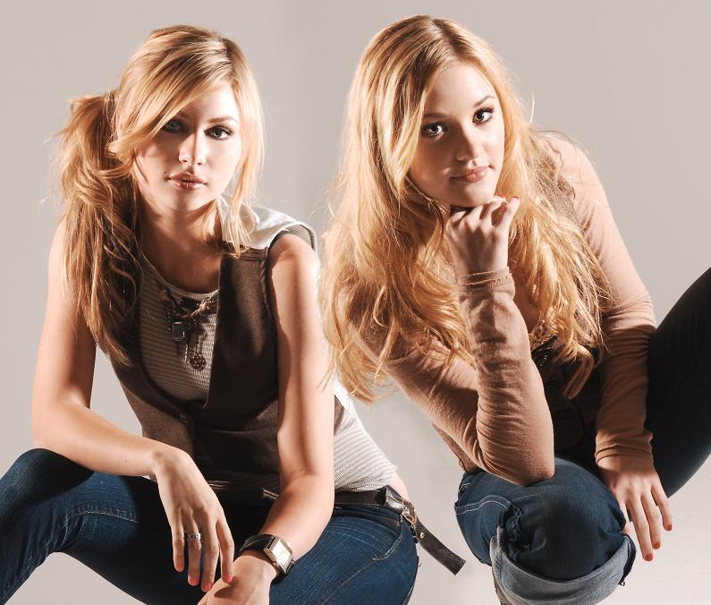 Aly and AJ Photo (   )   /  - 36