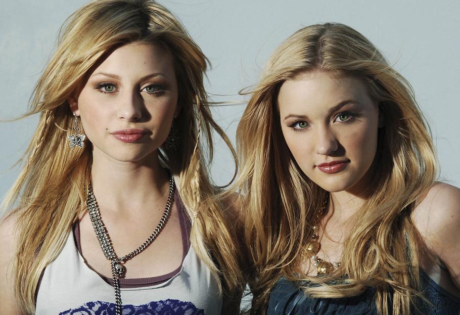 Aly and AJ Photo (   )   /  - 40