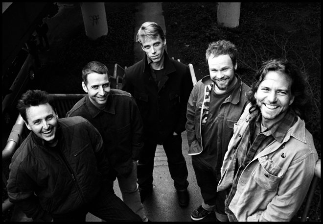 Pearl Jam Photo (  )   /  - 8