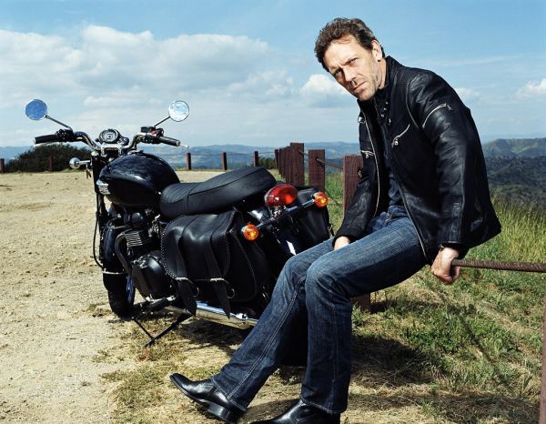 Hugh Laurie Photo (  )  
