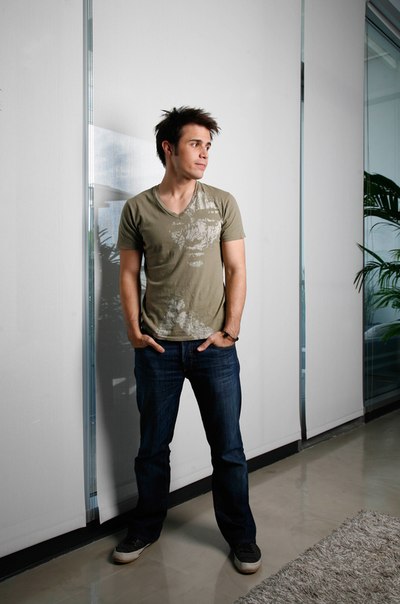 Kris Allen Photo (  )  ,  /  - 24