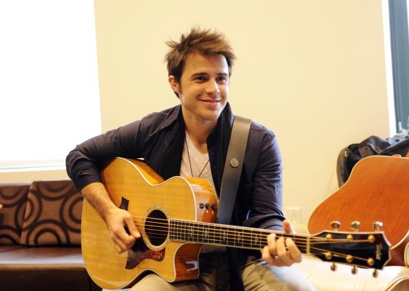 Kris Allen Photo (  )  ,  /  - 27