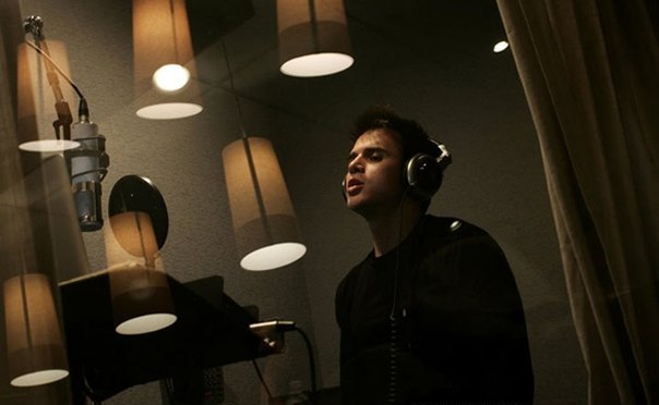 Kris Allen Photo (  )  ,  /  - 28