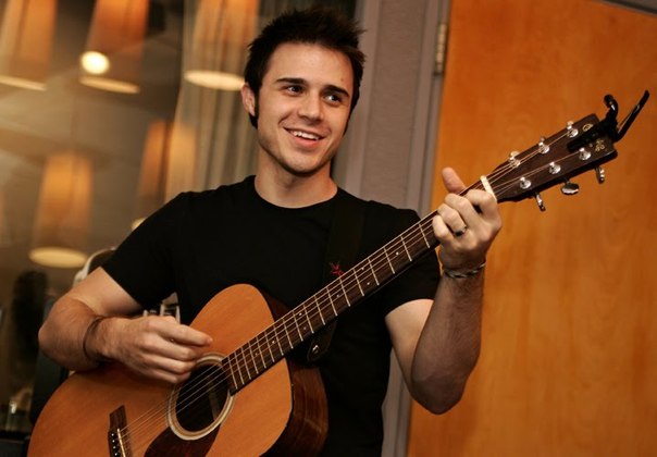 Kris Allen Photo (  )  ,  /  - 29