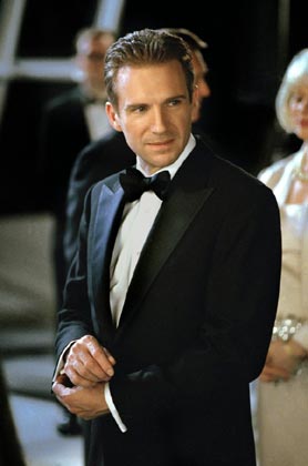 Ralph Fiennes Photo (  )    /  - 22