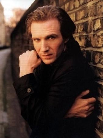 Ralph Fiennes Photo (  )    /  - 32