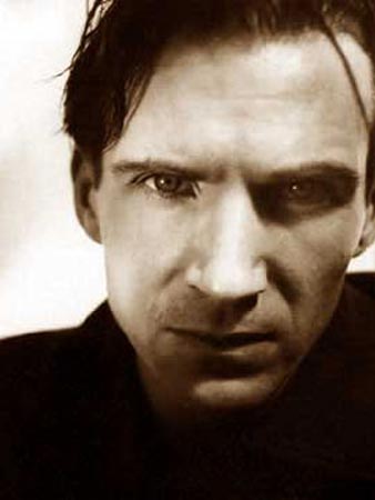 Ralph Fiennes Photo (  )    /  - 34