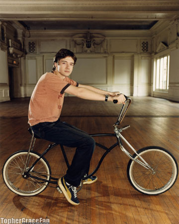 Topher Grace Photo (  )    /  - 4