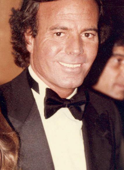 Julio Iglesias ( ) /  - 6