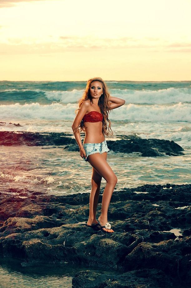 На этих фотографиях Анастасия Барашкова сияет ярким солнечным светом, словно доминируя на пляже своим стильным и страстным образом