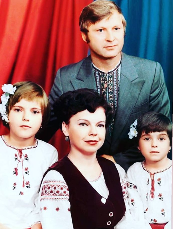 Наташа мама папа. Наташа королёва в детстве с родителями. Наташа Королева в детстве. Наташа Королева в молодости.