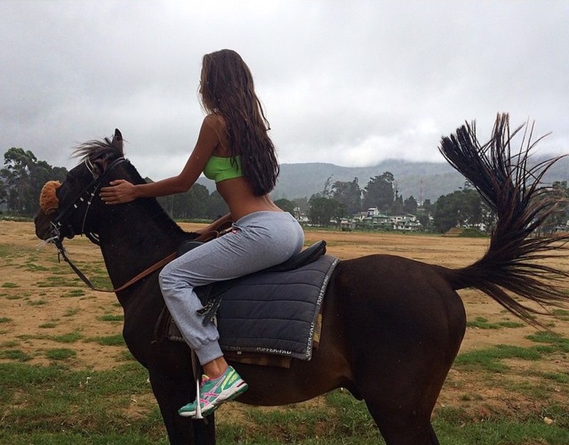 Наездница течет. Riding девушка. Вика Одинцова с лошадью. Девушка сверху наездница. Девушка наездница сзади.