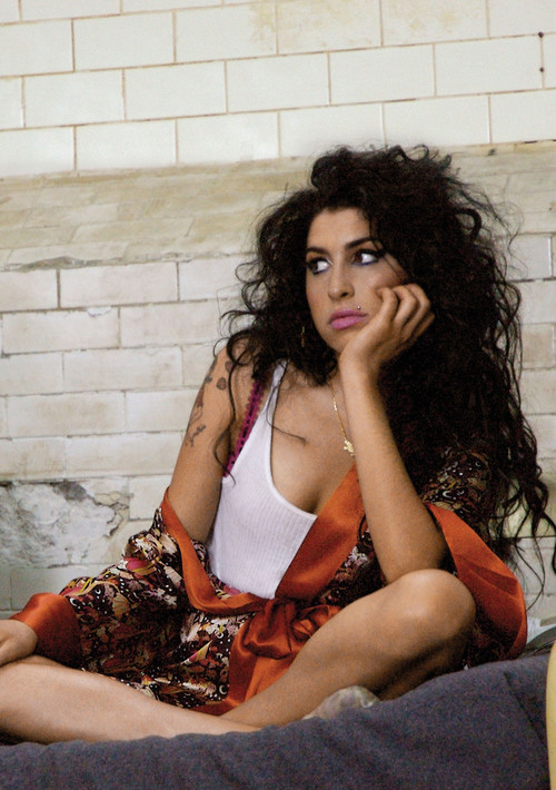 Amy Winehouse Photo (  )   /  - 7