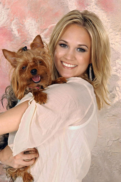 Carrie Underwood Photo (  )   /  - 15