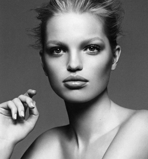 Daphne Groeneveld Photo (  )    /  - 19