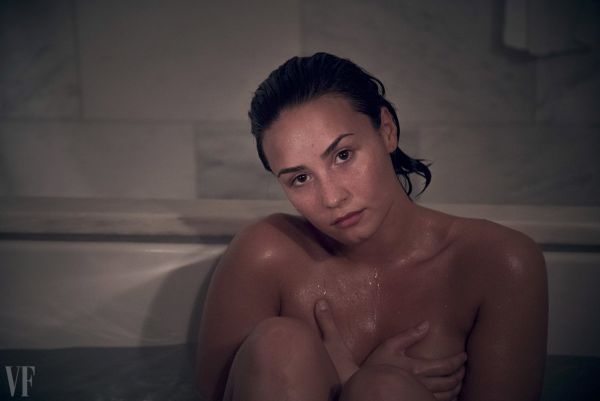 Demi Lovato Photo (  )     /  - 7