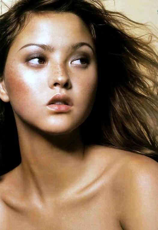 Devon Aoki Photo (  )     /  - 28