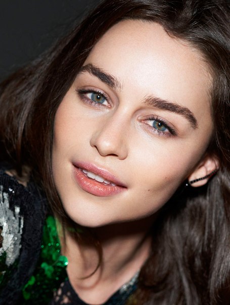 Emilia Clarke Photo (  )   /  - 11