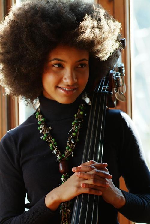 Esperanza Spalding Photo (  )      - /  - 3