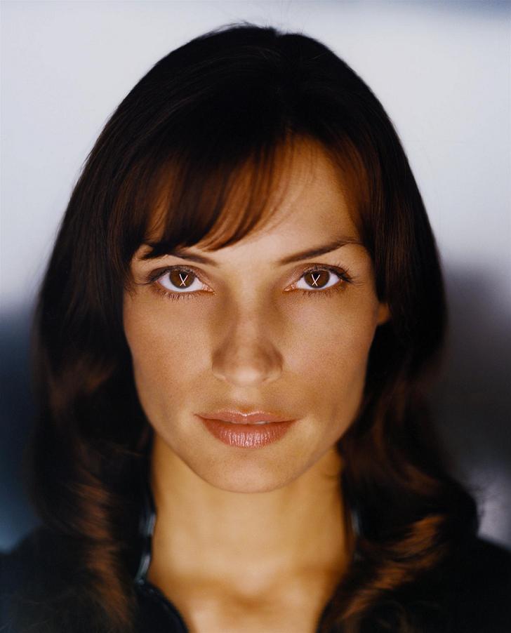 Famke Janssen Photo (  )    /  - 22