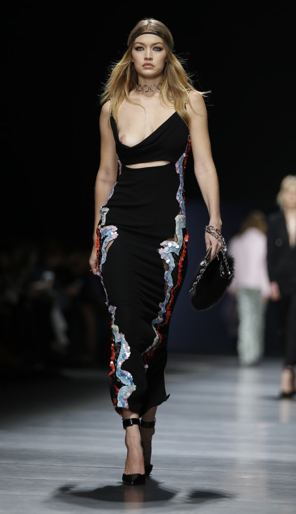 Gigi Hadid Photo (  )    -,  /  - 63