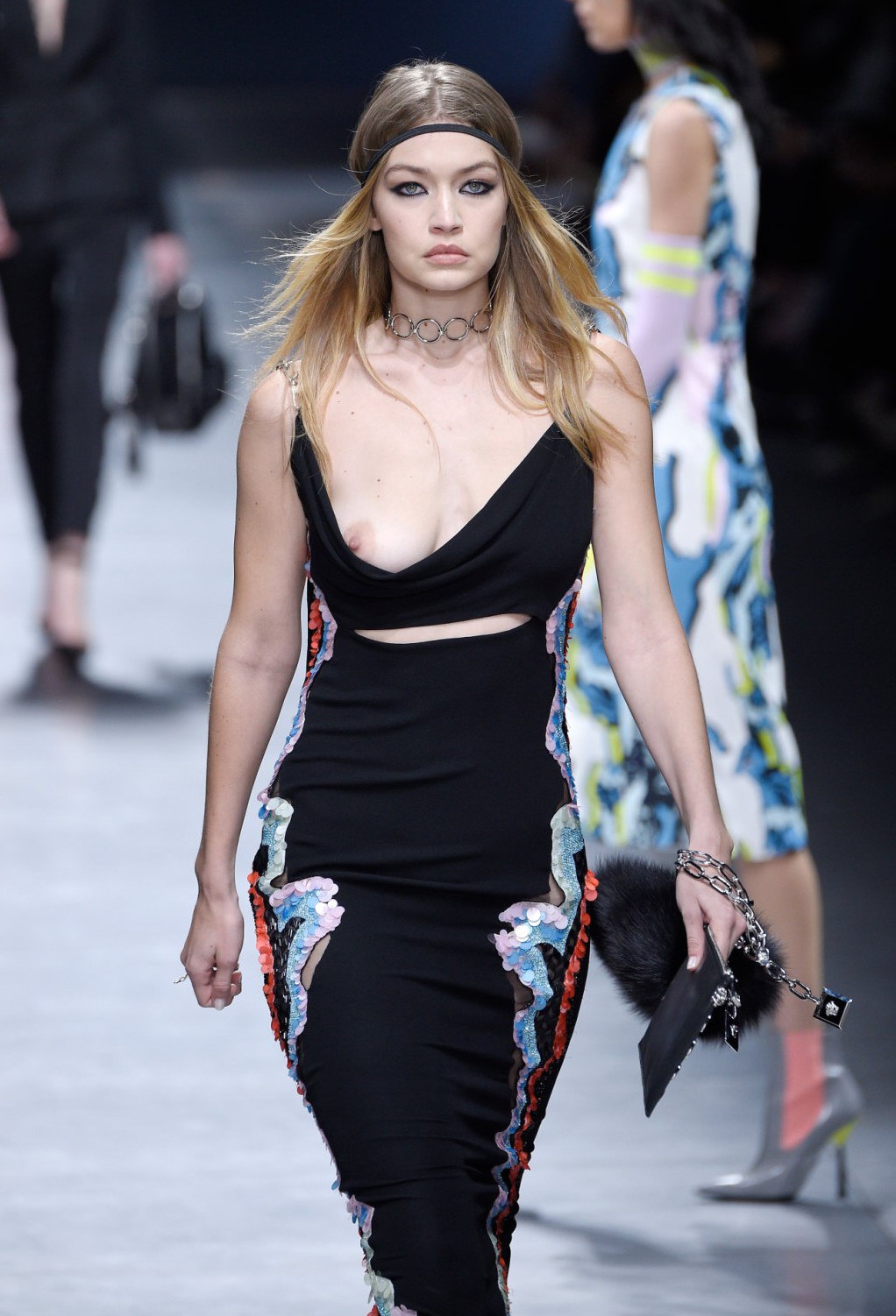 Gigi Hadid Photo (  )    -,  /  - 67