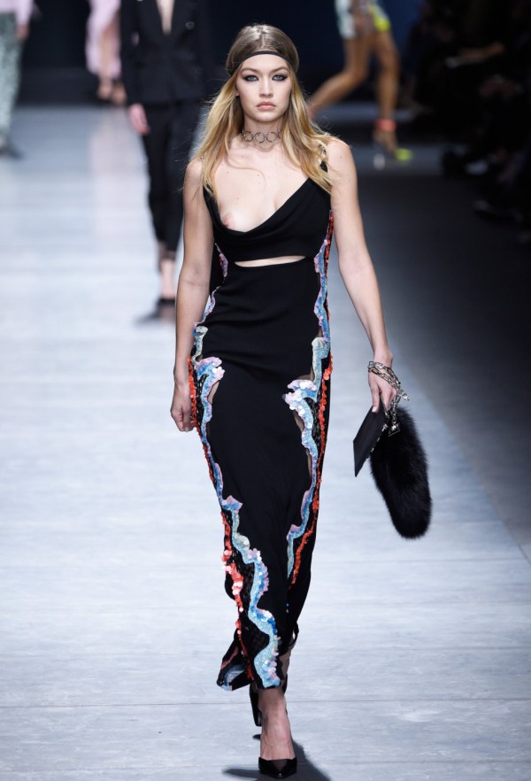 Gigi Hadid Photo (  )    -,  /  - 68